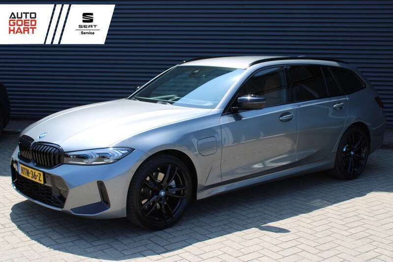 Grijs Gebruikt 2024 BMW 330e M Sport Stationwagen | € 47.895 (Super prijs) - Afbeelding 1/4