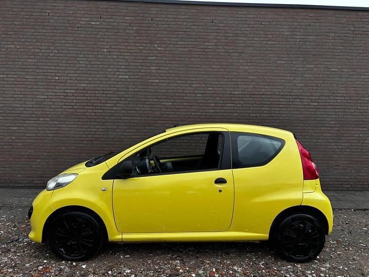 Occasion Peugeot 107 68 PK (50 kW) 2008 Geel Hatchback
