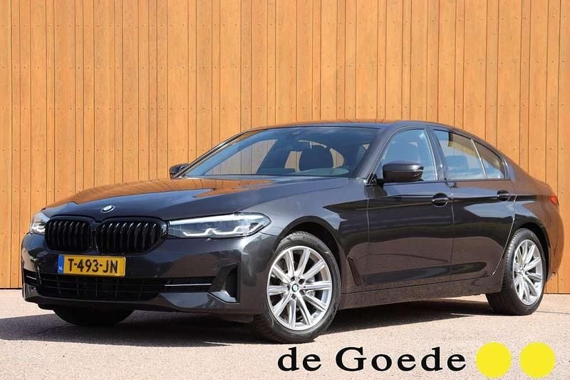 Grijs Gebruikt 2023 BMW 520 Sedan | € 47.940 - Afbeelding 1/4