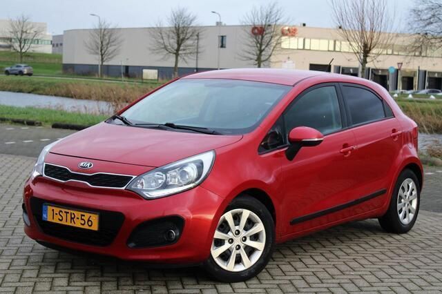 Rood Gebruikt 2013 Kia Rio Hatchback | € 7.499 (Eerlijke prijs) - Afbeelding 1/4