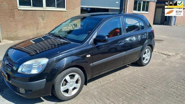 Zwart Gebruikt 2006 Kia Rio Hatchback | € 1.400 (Eerlijke prijs) - Afbeelding 1/4