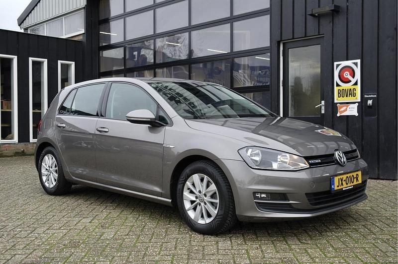 Grijs Gebruikt 2016 VW Golf VII Edition Hatchback | € 12.589 (Eerlijke prijs) - Afbeelding 1/4
