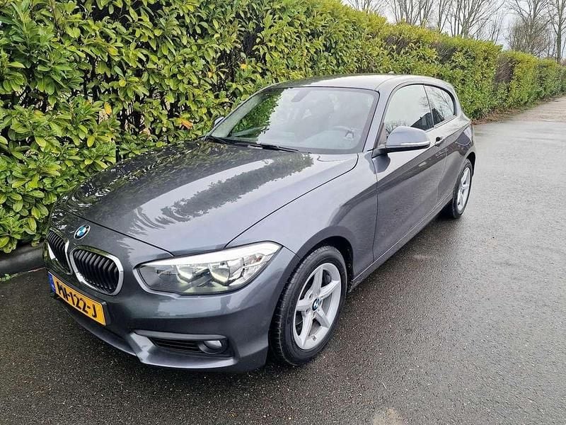 Grijs Occasion 2017 BMW 118 Hatchback | € 15.990 (Super prijs) - Afbeelding 1/4