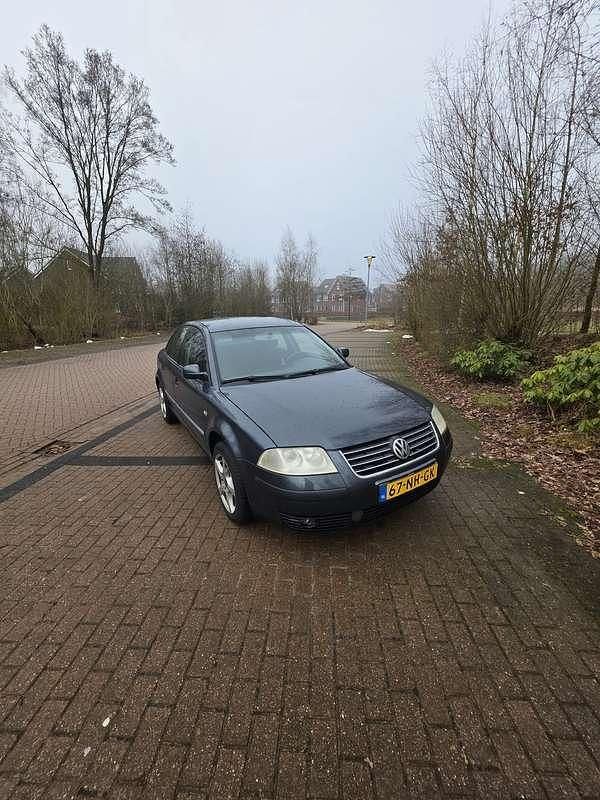 Blauw Occasion 2003 VW Passat Sedan | € 1.200 (Eerlijke prijs) - Afbeelding 1/4