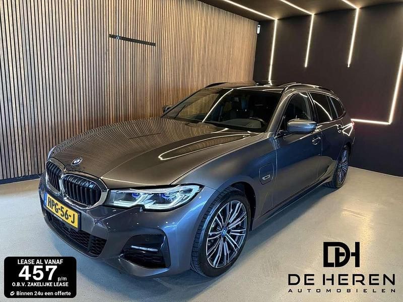 Grijs Gebruikt 2022 BMW 330e Executive Stationwagen | € 34.495 (Eerlijke prijs) - Afbeelding 1/4