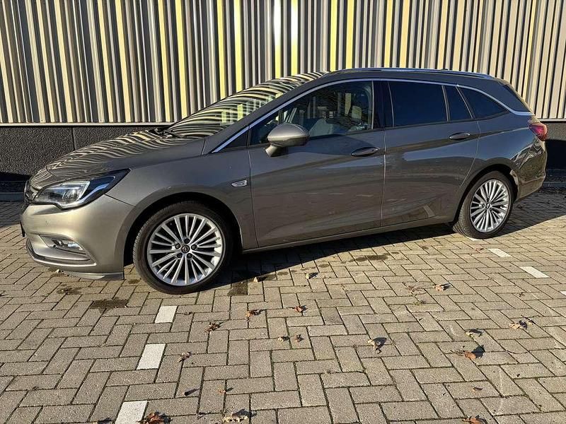 Bruin Gebruikt 2016 Opel Astra Innovation Stationwagen | € 9.350 (Eerlijke prijs) - Afbeelding 1/4