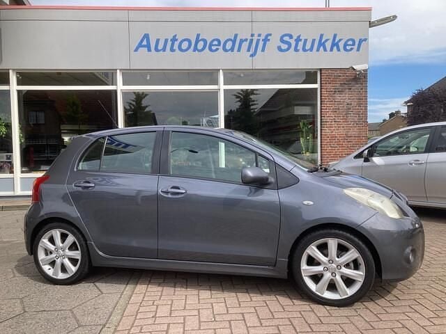 Grijs (metallic) Occasion 2007 Toyota Yaris Sport Hatchback | € 4.350 (Eerlijke prijs) - Afbeelding 1/4