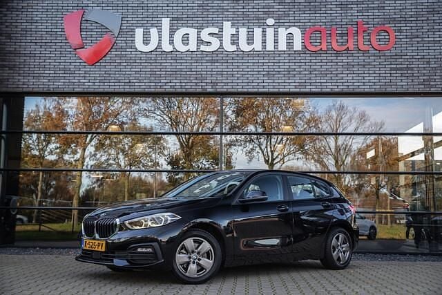 Zwart Gebruikt 2021 BMW 118 Executive Hatchback | € 17.950 (Super prijs) - Afbeelding 1/4
