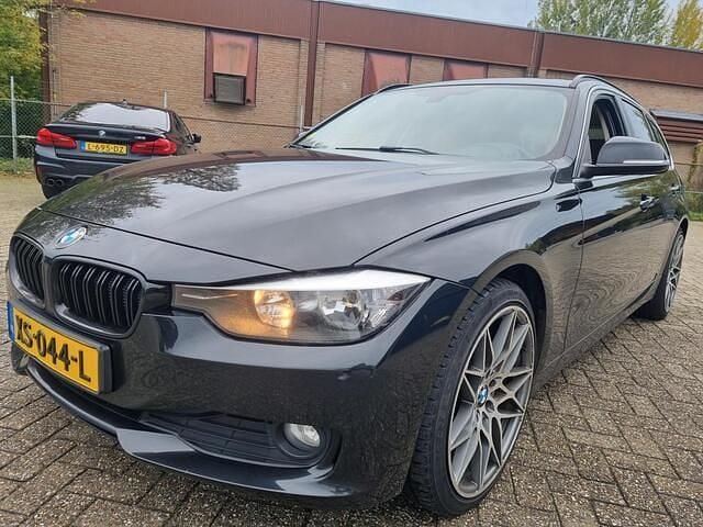 Zwart Gebruikt 2014 BMW 318 Executive Stationwagen | € 7.950 (Eerlijke prijs) - Afbeelding 1/4