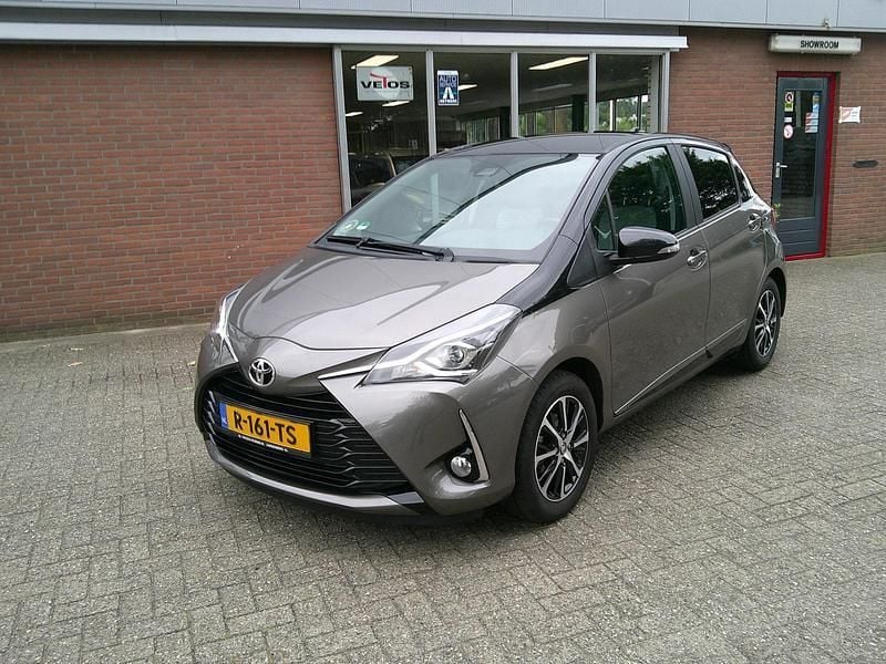 Grijs Gebruikt 2020 Toyota Yaris Hatchback | € 16.900 (Goede deal) - Afbeelding 1/4