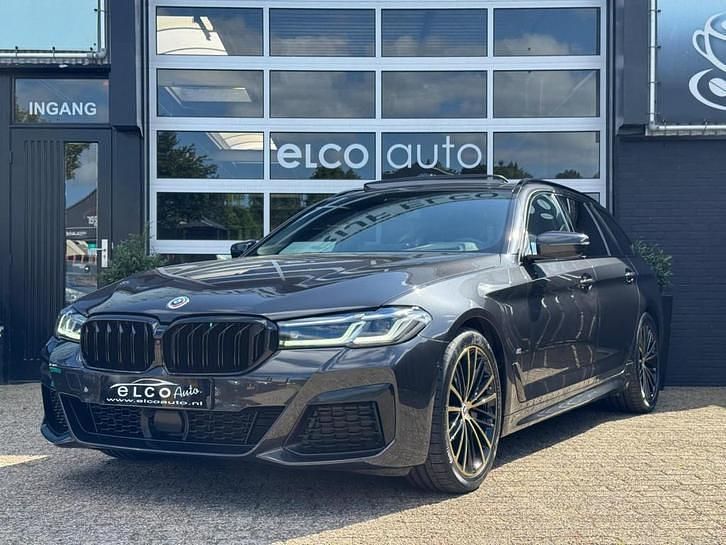 Grijs Gebruikt 2023 BMW 530 Comfort Edition Stationwagen | € 47.450 (Iets duurder) - Afbeelding 1/4