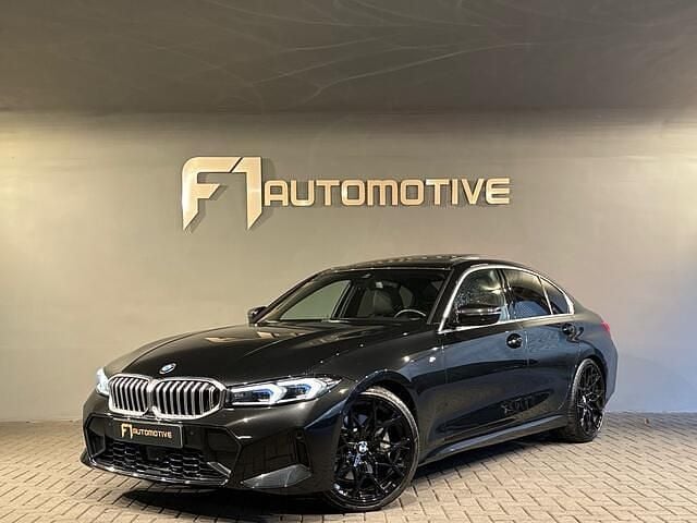 Zwart (metallic) Gebruikt 2023 BMW 330 M Sport Sedan | € 49.990 (Eerlijke prijs) - Afbeelding 1/3