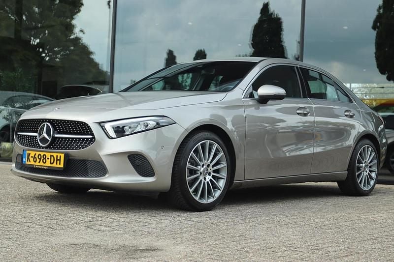 Grijs Gebruikt 2020 Mercedes A180 Premium Plus Sedan | € 25.850 (Goede deal) - Afbeelding 1/4