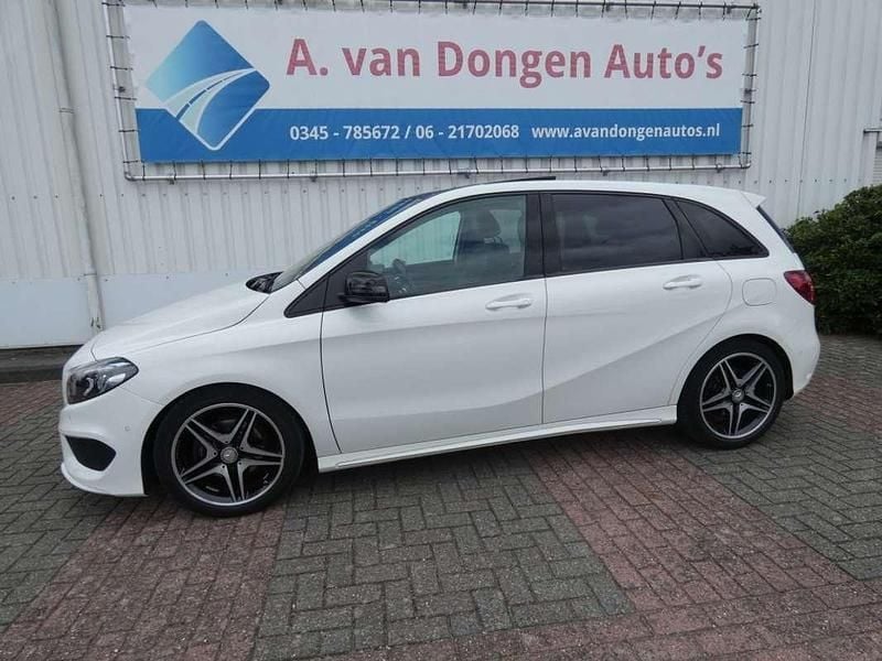 Wit, andere lak Gebruikt 2015 Mercedes 200 AMG MPV | € 16.495 - Afbeelding 1/4