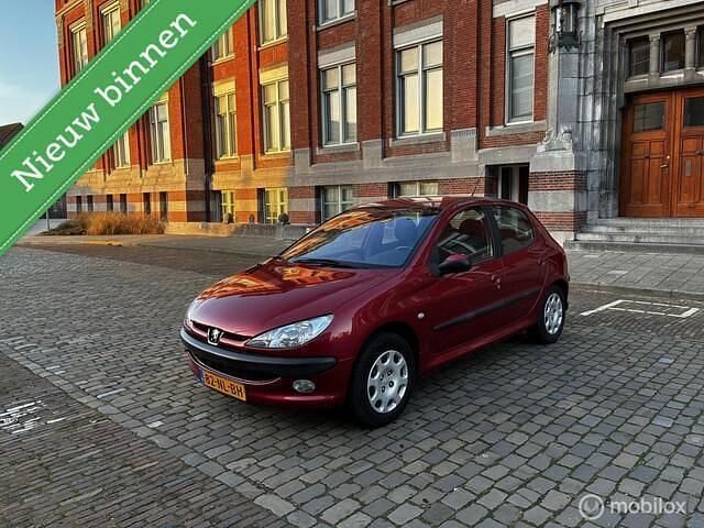 Rood Gebruikt 2003 Peugeot 206 Hatchback | € 3.450 (Duur) - Afbeelding 1/4