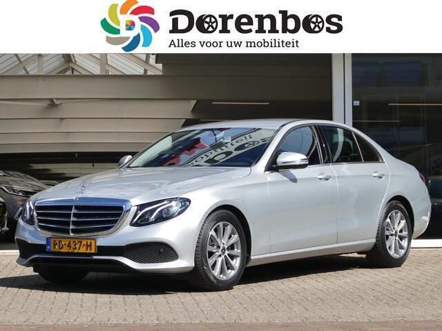 Grijs, metallic lak Gebruikt 2017 Mercedes E200 Sedan | € 23.850 (Duur) - Afbeelding 1/4