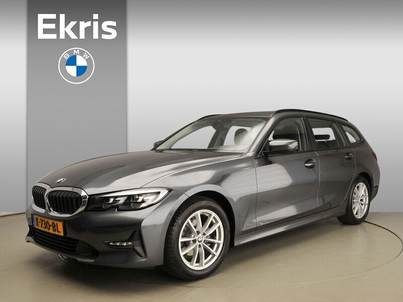 Grijs, metallic lak Gebruikt 2020 BMW 318 Stationwagen | € 30.900 (Iets duurder) - Afbeelding 1/4