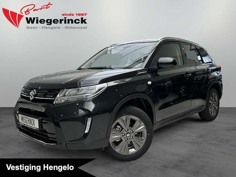 Zwart, metallic lak Nieuw 2025 Suzuki Vitara SUV | € 34.998 (Eerlijke prijs) - Afbeelding 1/4