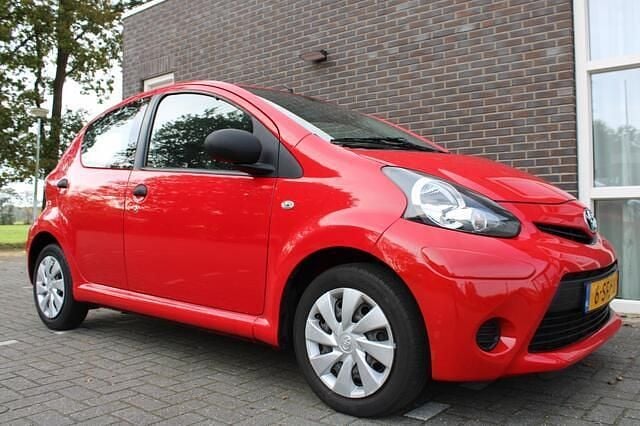 Occasion Toyota Aygo 68 PK (50 kW) 2013 Rood Hatchback