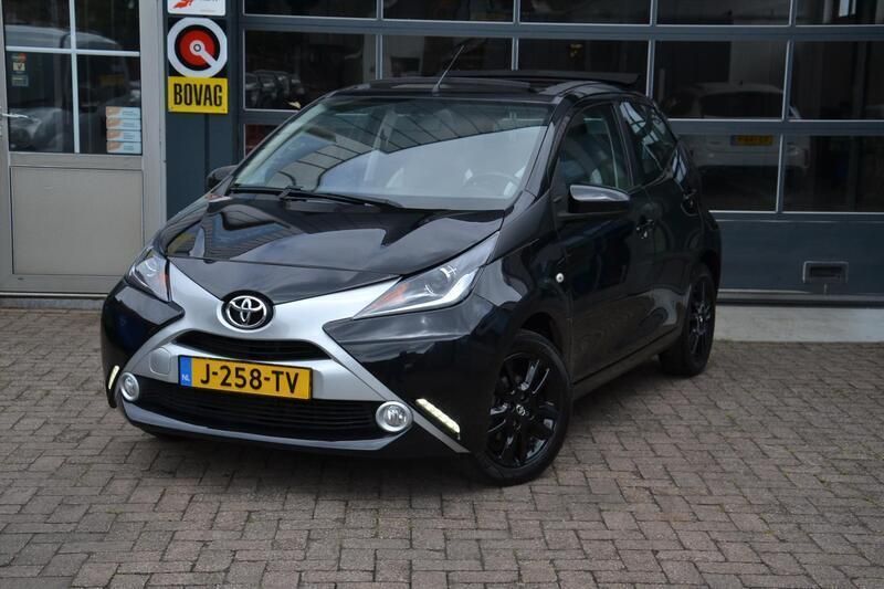 Occasion Toyota Aygo X-wave 69 PK (50 kW) 2016 Zwart Hatchback