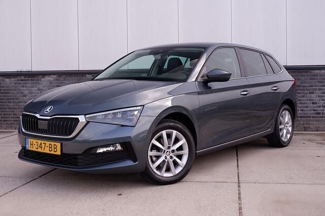 Grijs Gebruikt 2020 Skoda Scala Business Line Hatchback | € 16.900 (Eerlijke prijs) - Afbeelding 1/4