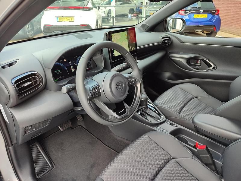 Nieuw Toyota Yaris Hybrid Executive 131 PK (96 kW) 2025 Grijs Hatchback