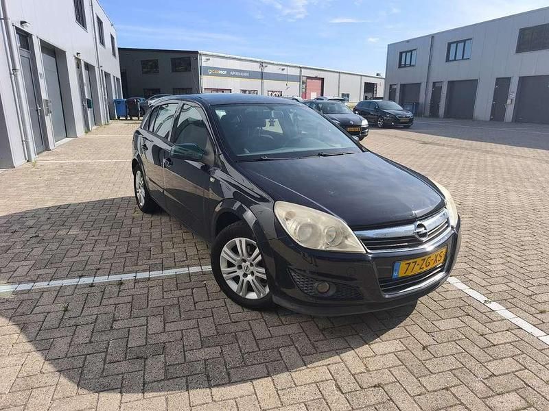 Zwart Gebruikt 2008 Opel Astra Hatchback | € 1.350 (Goede deal) - Afbeelding 1/4