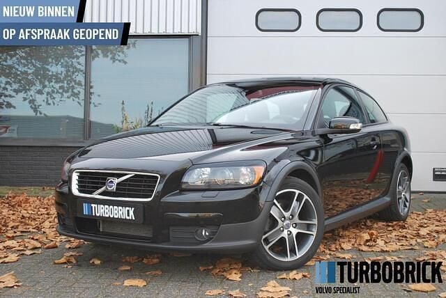 Zwart (metallic) Gebruikt 2009 Volvo C30 Summum Hatchback | € 6.495 (Eerlijke prijs) - Afbeelding 1/4