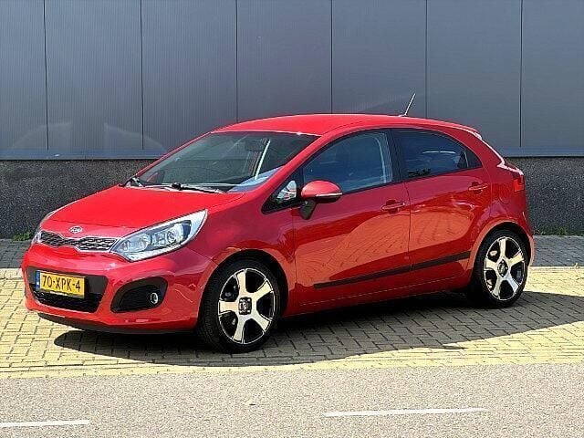 Rood, metallic lak Gebruikt 2012 Kia Rio Hatchback | € 5.900 (Goede deal) - Afbeelding 1/4