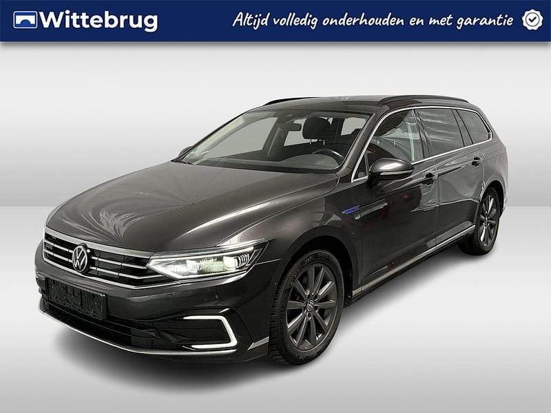Grijs Gebruikt 2021 VW Passat Comfortline Stationwagen | € 23.950 (Goede deal) - Afbeelding 1/2