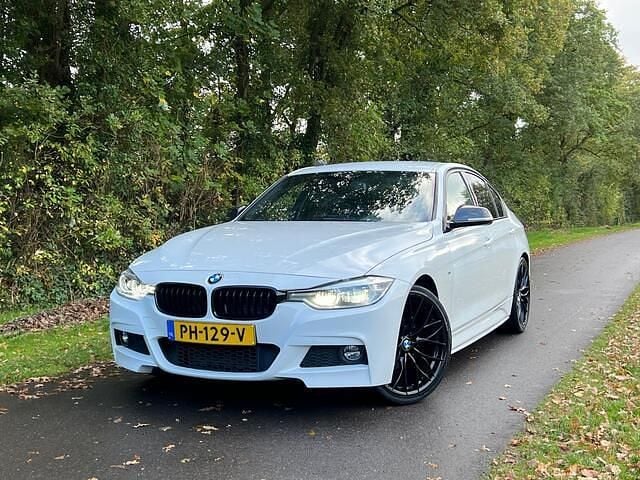 Wit Gebruikt 2017 BMW 318 M Sport Sedan | € 15.999 (Eerlijke prijs) - Afbeelding 1/4