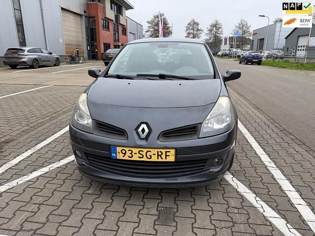 Grijs Gebruikt 2006 Renault Clio II Dynamique Hatchback | € 650 (Super prijs) - Afbeelding 1/4