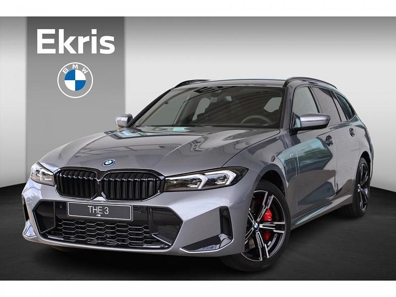 Grijs Nieuw 2025 BMW 330e M Sport Stationwagen | € 70.488 - Afbeelding 1/3