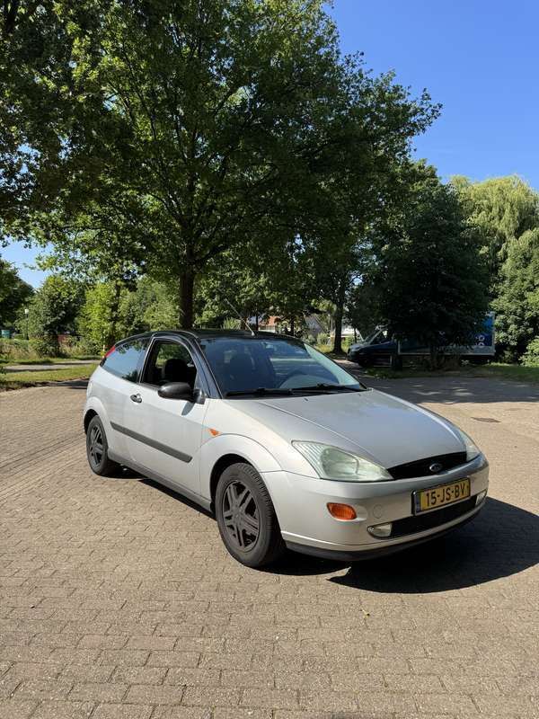 Grijs Gebruikt 1999 Ford Focus Trend Hatchback | € 1.500 (Eerlijke prijs) - Afbeelding 1/4