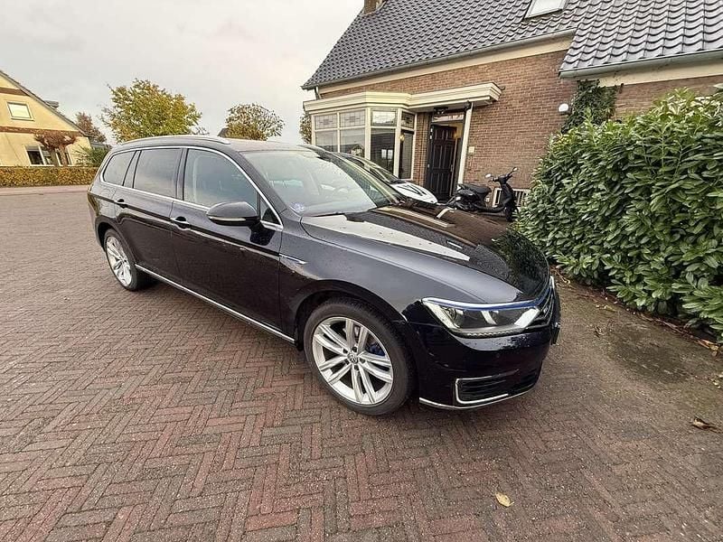 Zwart Occasion 2016 VW Passat GTE Stationwagen | € 13.950 (Eerlijke prijs) - Afbeelding 1/4