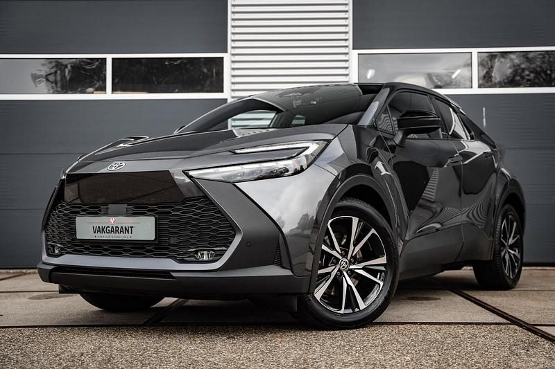 Grijs Nieuw 2025 Toyota C-HR+ Business Edition SUV | € 36.999 - Afbeelding 1/4