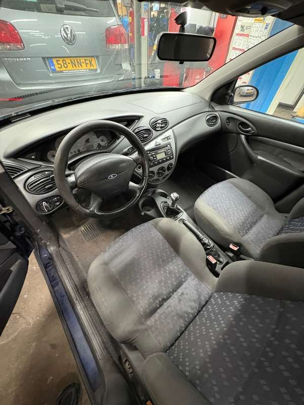 Blauw Gebruikt 1999 Ford Focus Trend Hatchback | € 950 (Eerlijke prijs) - Afbeelding 1/4