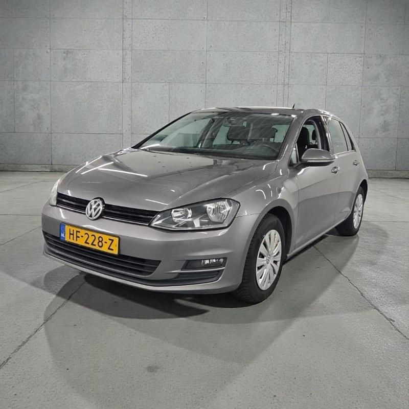Grijs (metallic) Gebruikt 2015 VW Golf VII Trendline Hatchback | € 8.750 (Goede deal) - Afbeelding 1/4