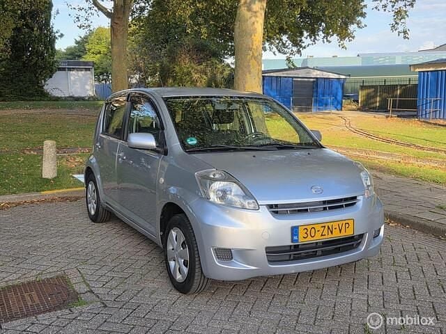 Grijs Gebruikt 2008 Daihatsu Sirion Hatchback | € 2.995 (Eerlijke prijs) - Afbeelding 1/4