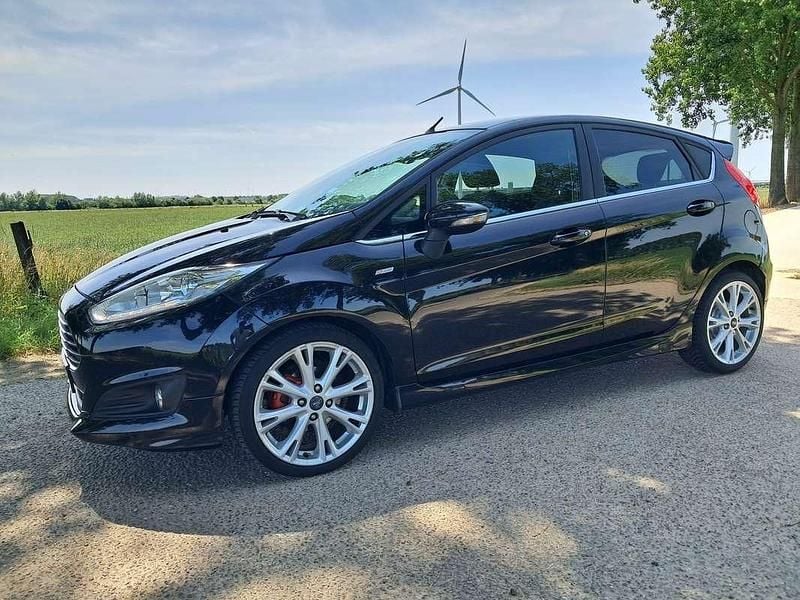 Zwart Gebruikt 2015 Ford Fiesta Titanium X Hatchback | € 6.995 (Eerlijke prijs) - Afbeelding 1/4