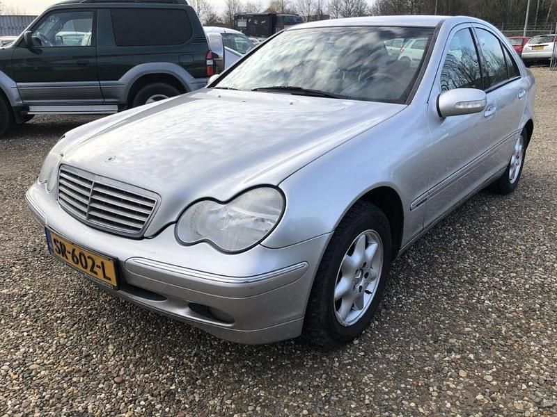 Grijs (metallic) Gebruikt 2000 Mercedes C180 Elegance Sedan | € 1.745 (Eerlijke prijs) - Afbeelding 1/4