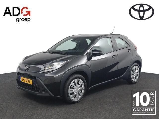 Zwart Gebruikt 2024 Toyota Aygo Play Hatchback | € 18.450 (Eerlijke prijs) - Afbeelding 1/4