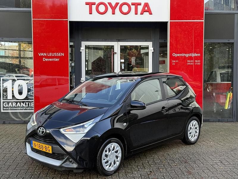 Zwart Gebruikt 2021 Toyota Aygo X X-play SUV | € 12.700 - Afbeelding 1/4