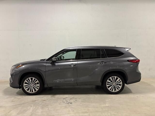 Grijs Gebruikt 2022 Toyota Highlander Executive SUV | € 49.999 - Afbeelding 1/4