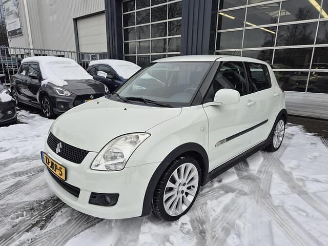 Wit (metallic) Occasion 2009 Suzuki Swift Hatchback | € 4.950 (Iets duurder) - Afbeelding 1/4