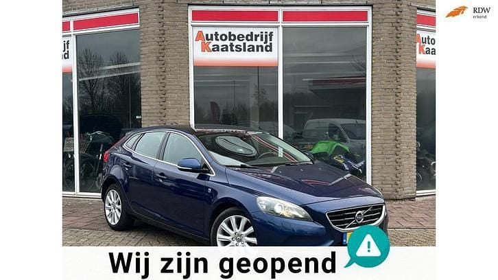 Blauw (metallic) Gebruikt 2015 Volvo V40 Business Edition Hatchback | € 5.948 (Eerlijke prijs) - Afbeelding 1/4