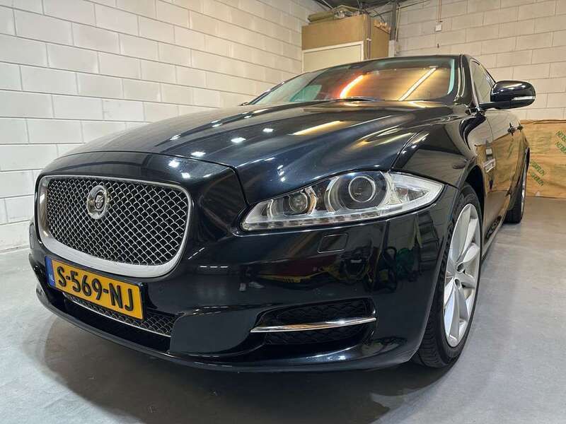 Zwart Gebruikt 2011 Jaguar XJ Portfolio Sedan | € 17.000 (Eerlijke prijs) - Afbeelding 1/4