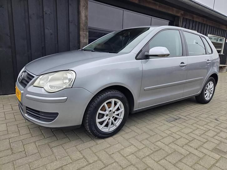 Grijs (metallic) Occasion 2006 VW Polo Hatchback | € 995 (Iets duurder) - Afbeelding 1/4