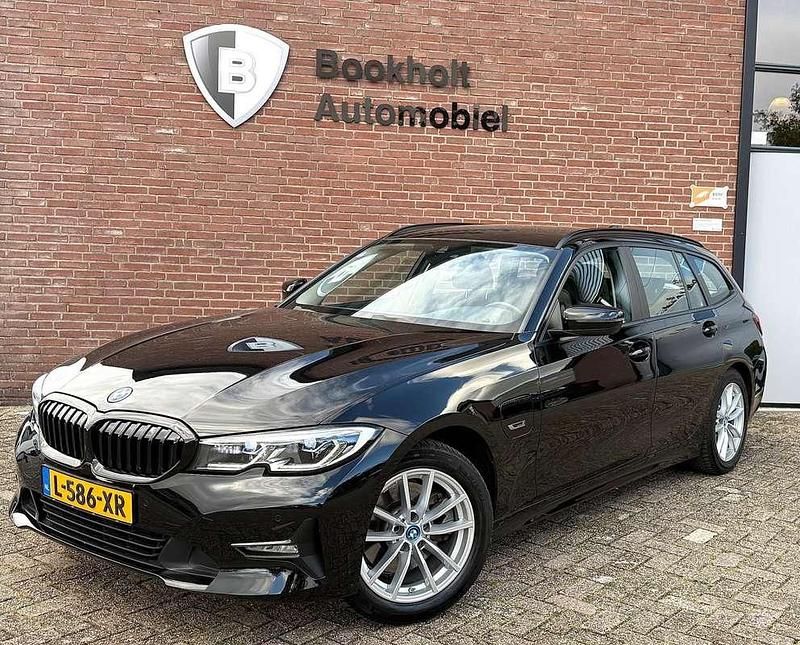 Zwart Gebruikt 2021 BMW 320e Stationwagen | € 24.950 (Eerlijke prijs) - Afbeelding 1/4