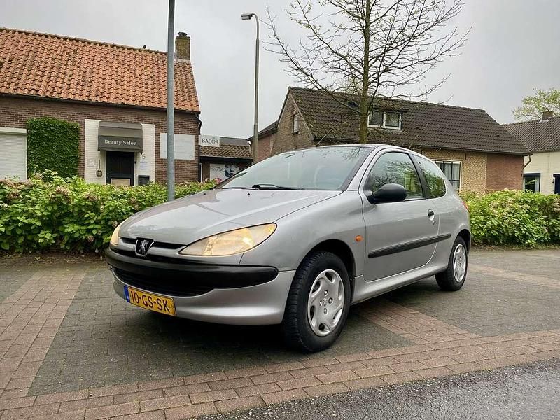 Grijs Gebruikt 2001 Peugeot 206 Hatchback | € 1.100 (Eerlijke prijs) - Afbeelding 1/4